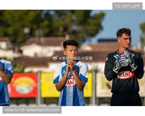 杨希代表西班牙人B队完成边路突破传中——一个边锋的自信与团队的默契 杨希代表西班牙人B队完成边路突破传中——一个边锋的自信与团队的默契